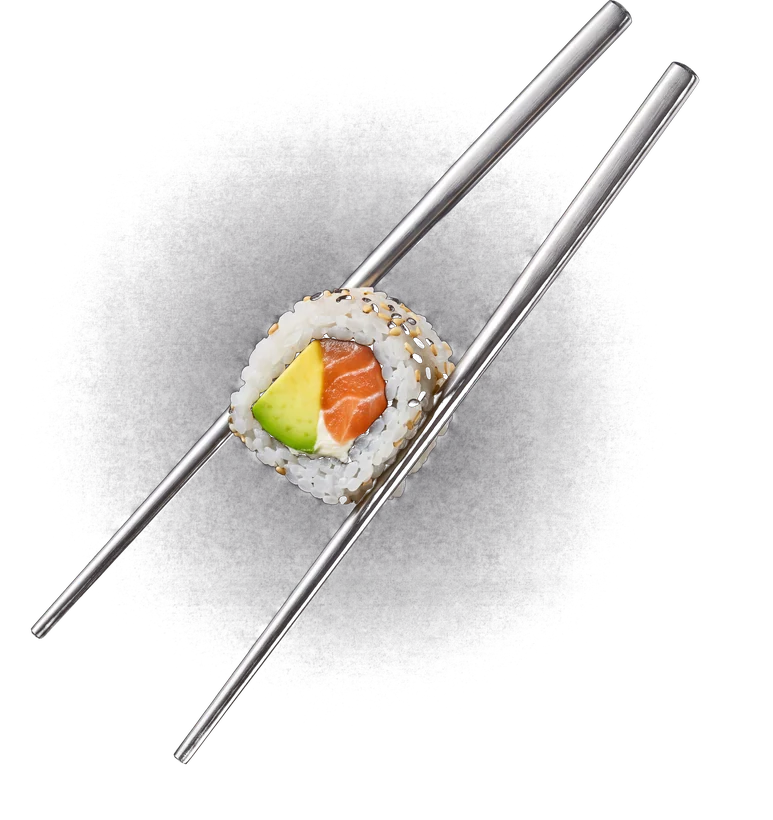 Photo d'un california roll saumon avocat tenu aux baguettes, sushi halal roulé à la minute chez Yushithaï à Lyon 6