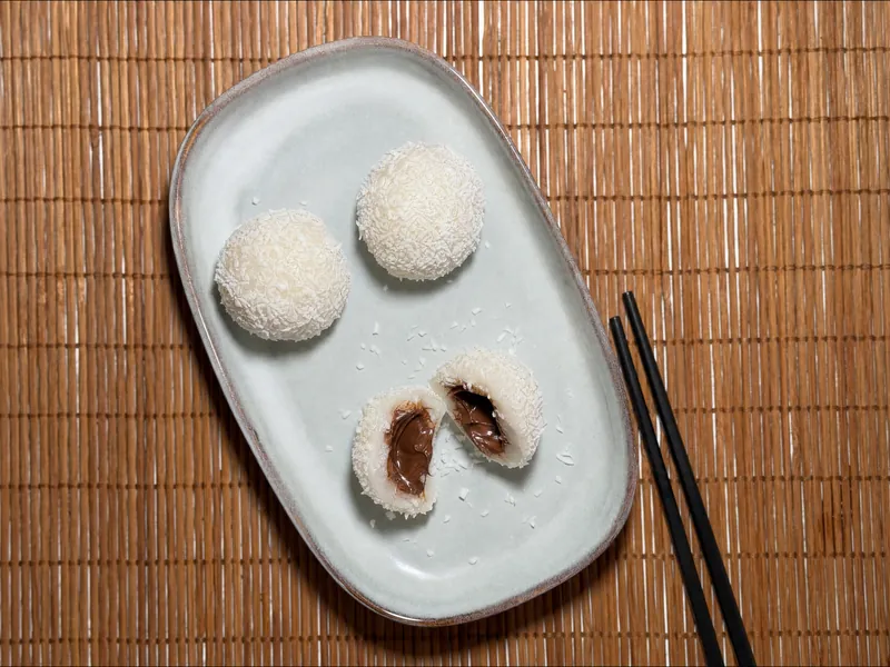 Photo de trois perles coco Nutella, l'une coupée en deux sur le cœur chocolat chez Yushithaï, le meilleur restaurant thaï et japonais à Lyon 6, Foch, rue Duguesclin