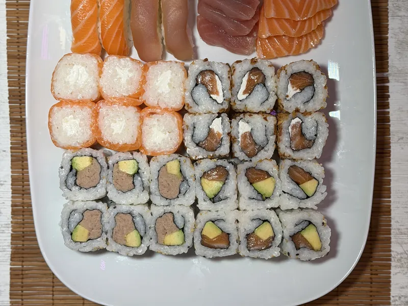 Photo de la Box Duo, sushis et sashimis saumon et thon, salmon rolls et california sur un plateau blanc chez Yushithaï, le meilleur sushi à emporter à Lyon 6, Masséna, près de la Part-Dieu