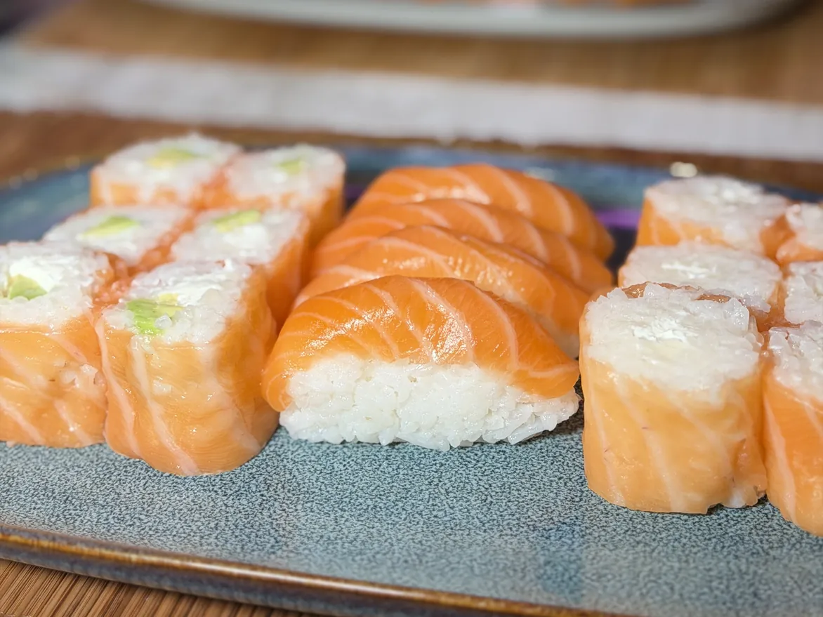 Photo de sushis saumon et de salmon rolls cheese sur l'assiette bleue chez Yushithaï, le meilleur sushi halal à Lyon 6, Masséna, près des Brotteaux