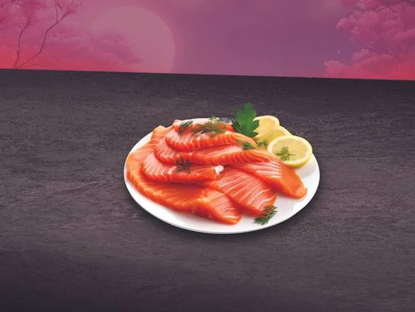Photo d'un sashimi de saumon tranché à la commande, sushi halal à Lyon 6
