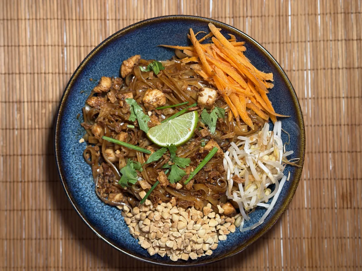 Photo d'un pad thaï au poulet, cacahuètes, carottes râpées, pousses de soja et citron vert chez Yushithaï, le meilleur restaurant thaï halal à Lyon 6, Masséna, près des Brotteaux