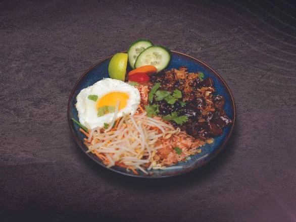 Photo d'un beef loclac, bœuf sauté au wok, œuf au plat et riz parfumé, restaurant thaï halal à Lyon 6