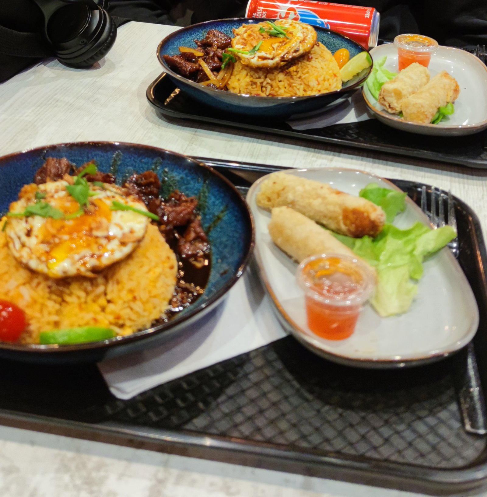 Photo de deux plateaux de sushis et de plats thaï préparés à emporter chez Yushithaï, Lyon 6