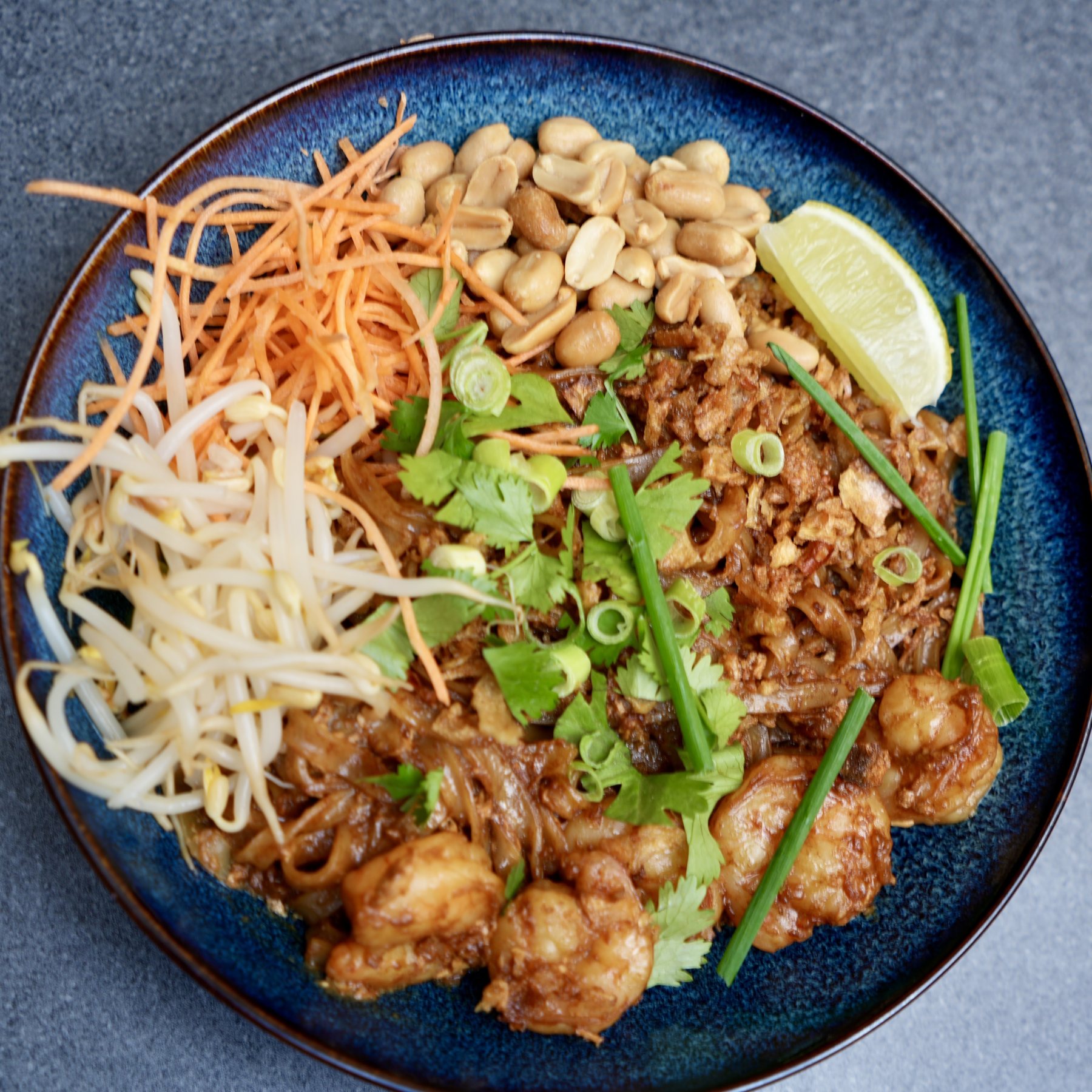 Photo d'un pad thaï aux crevettes servi chez Yushithaï, restaurant thaïlandais à Lyon