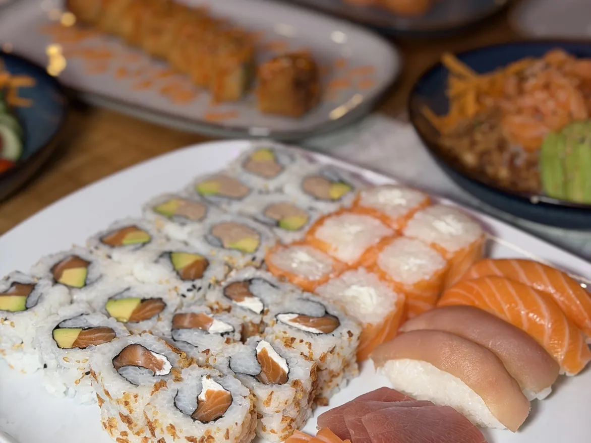 Photo de la Box Duo, california, salmon rolls cheese, sushis et sashimis à partager à deux, chez Yushithaï, le meilleur sushi à Lyon 6, Masséna, à dix minutes de la Part-Dieu