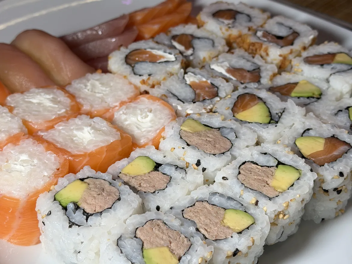 Photo de california thon cuit avocat, california saumon cheese et salmon rolls cheese, avec sushis et sashimis, chez Yushithaï, le meilleur sushi à Lyon 6, Masséna, près du métro Foch