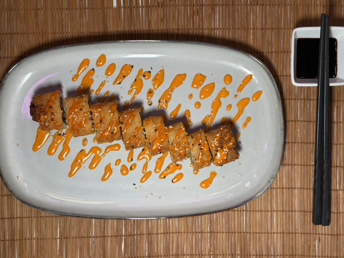 Photo d'un crispy roll pané au poulet et sauce spicy mayo vu du dessus, chez Yushithaï, le meilleur restaurant japonais halal à Lyon 6, Foch, rue Duguesclin