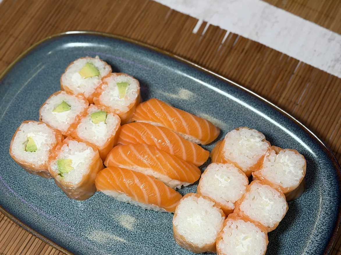 Photo du menu Total Pink, salmon rolls cheese, salmon avocat et sushis saumon sur l'assiette bleue, chez Yushithaï, le meilleur sushi halal à Lyon 6, Brotteaux, à deux pas du métro Foch