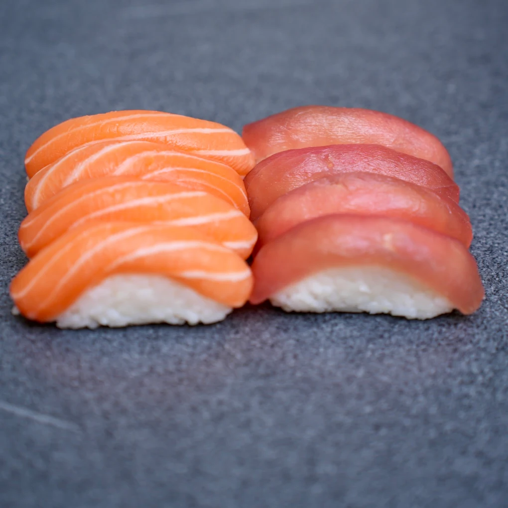 Photo de nigiri saumon et thon roulés à la minute, sushi halal à Lyon