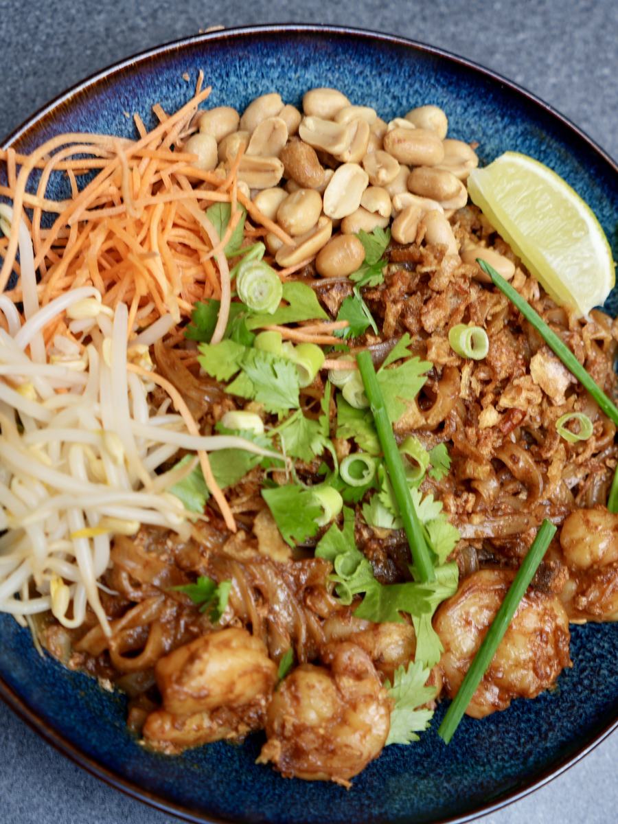 Photo d'un pad thaï sauté au wok, servi en salle chez Yushithaï à Lyon 6