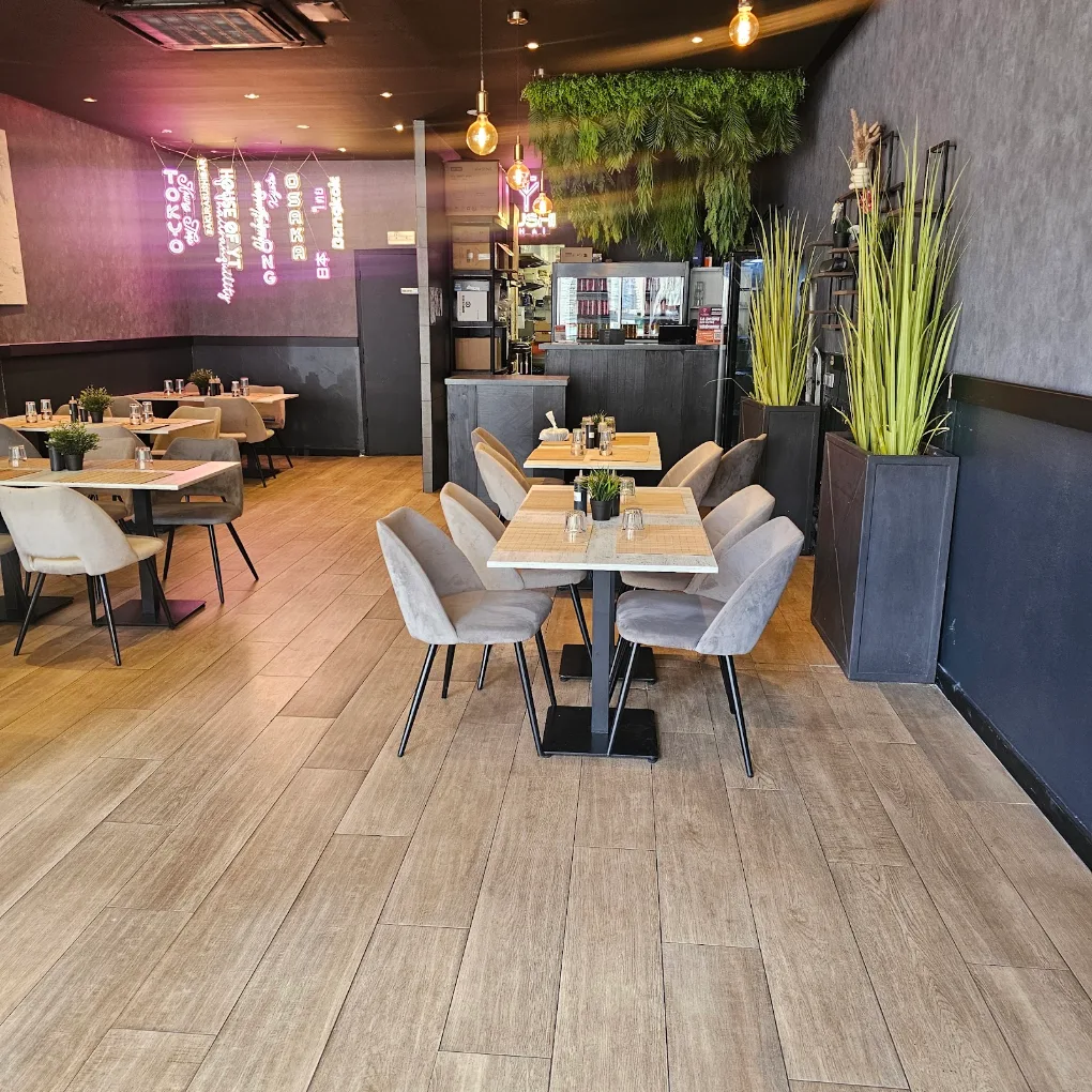 Les tables de Yushithaï, le mur végétal et les enseignes au néon Tokyo et Osaka