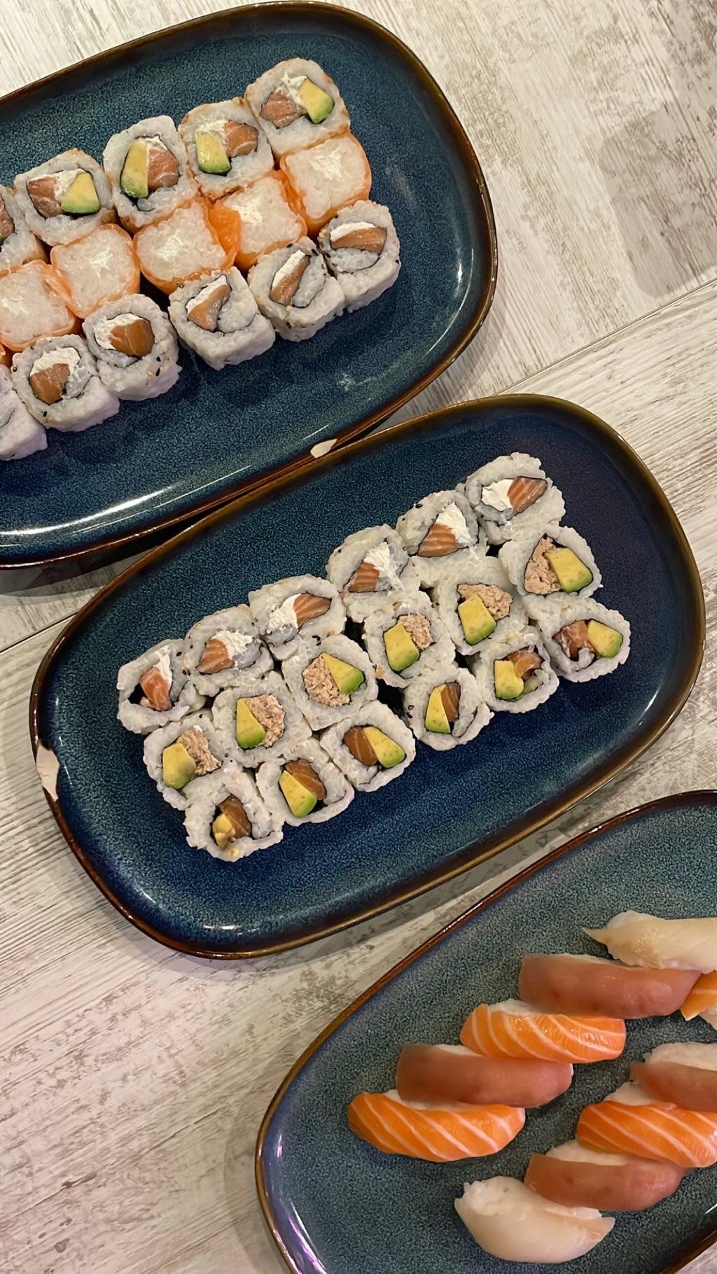 Photo de plateaux de sushis à partager posés sur la table, repas de groupe chez Yushithaï à Lyon 6